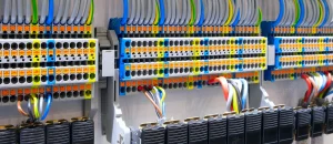 cables-color-caja-distribucion-panel-control-plc-electricidad-gabinete-panel-control-electrico-cableado-energia-distribucion-electricidad_263512-1688